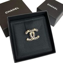 Cài Áo Chanel Brooch CC Logo Pearl Crystal