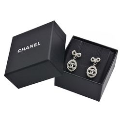 Khuyên Tai Chanel Classic Rhinestone Double C Logo Bow Oval Drape Stud Earrings Màu Bạc