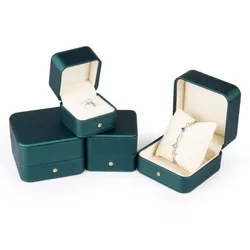 Hộp Đựng Nhẫn, Khuyên Tai LiLi Jewelry Bọc Nhung Da Augustus Lili_668558 Màu Xanh Lá (Bán Kèm Khi Mua Trang Sức)
