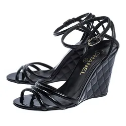 Dép Cao Gót Nữ Chanel Black Patent Leather Ankle Strap Quilted Wedge Open Toe Sandals Màu Đen Size 34.5
