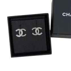 khuyen-tai-nu-chanel-cc-earrings-mau-bac