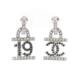 Khuyên Tai Nữ Chanel Crystal 19 CC Tone 22A Earrings Màu Bạc
