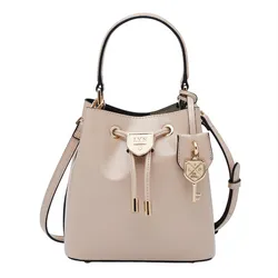 Túi Đeo Vai Nữ Lyn Re-Edit Carina Mustang Bucket Bag Light Beige L26CBWA106 Màu Be