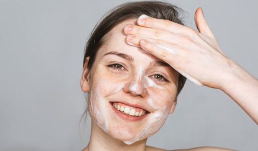 Review 11 loại sữa rửa mặt cho da nhạy cảm và mụn dịu nhẹ lành tính tốt nhất 