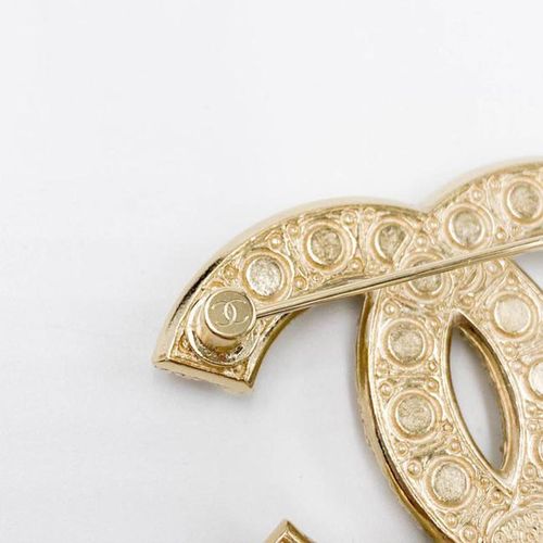 Cài Áo Chanel CC Metal Brooch Golden/ Pearly White Màu Trắng Vàng-1