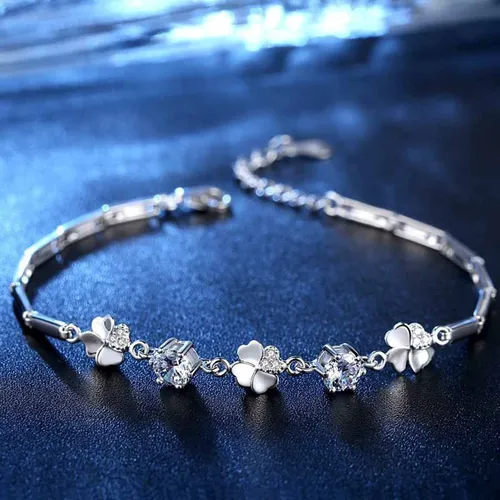 Vòng Đeo Tay Nữ LiLi Jewelry Đính Kim Cương Moissanite Hình Cỏ 4 Lá Amelia LILI_054705 Màu Bạc