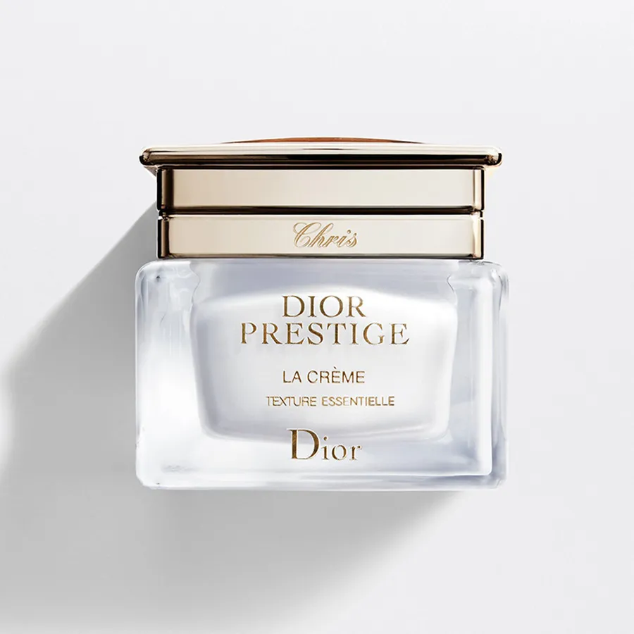 KEM DƯỠNG DA MẶT DIOR CÓ BAO BÌ SANG TRỌNG ĐẶT TRÊN NỀN VẢI NHUNG ĐỎ CAO CẤP