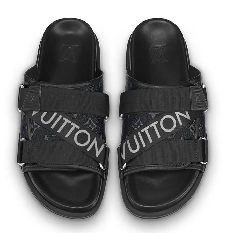 Giày dép Louis Vuitton màu đen sở hữu thiết kế đẹp mắt với màu đen cổ điển kết hợp giữa logo thương hiệu đình đám. Bề mặt giày mềm mại, êm ái và sáng bóng, chúng hoàn hảo cho những người thích diện những items thời trang sang chảnh, quý phái.
