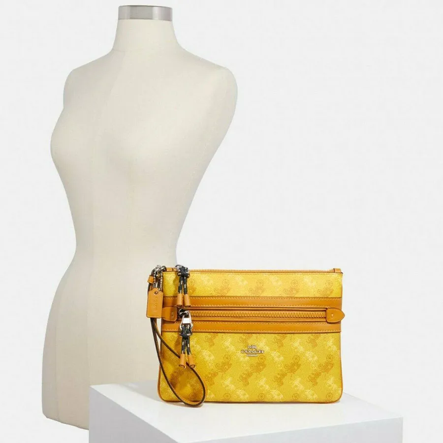 Túi Cầm Tay Coach Gallery Pouch With Horse And Carriage