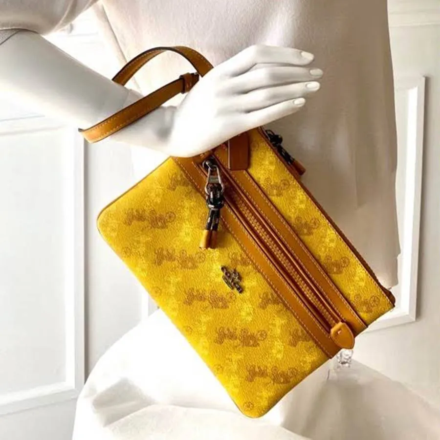 Túi Cầm Tay Coach Gallery Pouch With Horse And Carriage