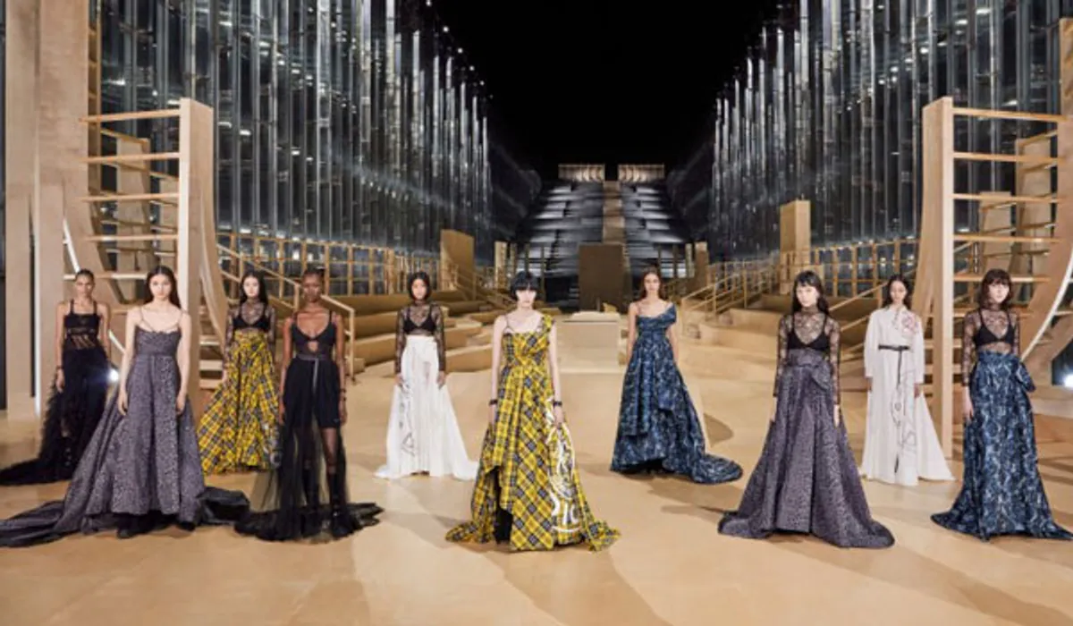 Dior Xuân Hè 2023 cách tân lối ăn mặc nữ quyền của thế kỷ 16