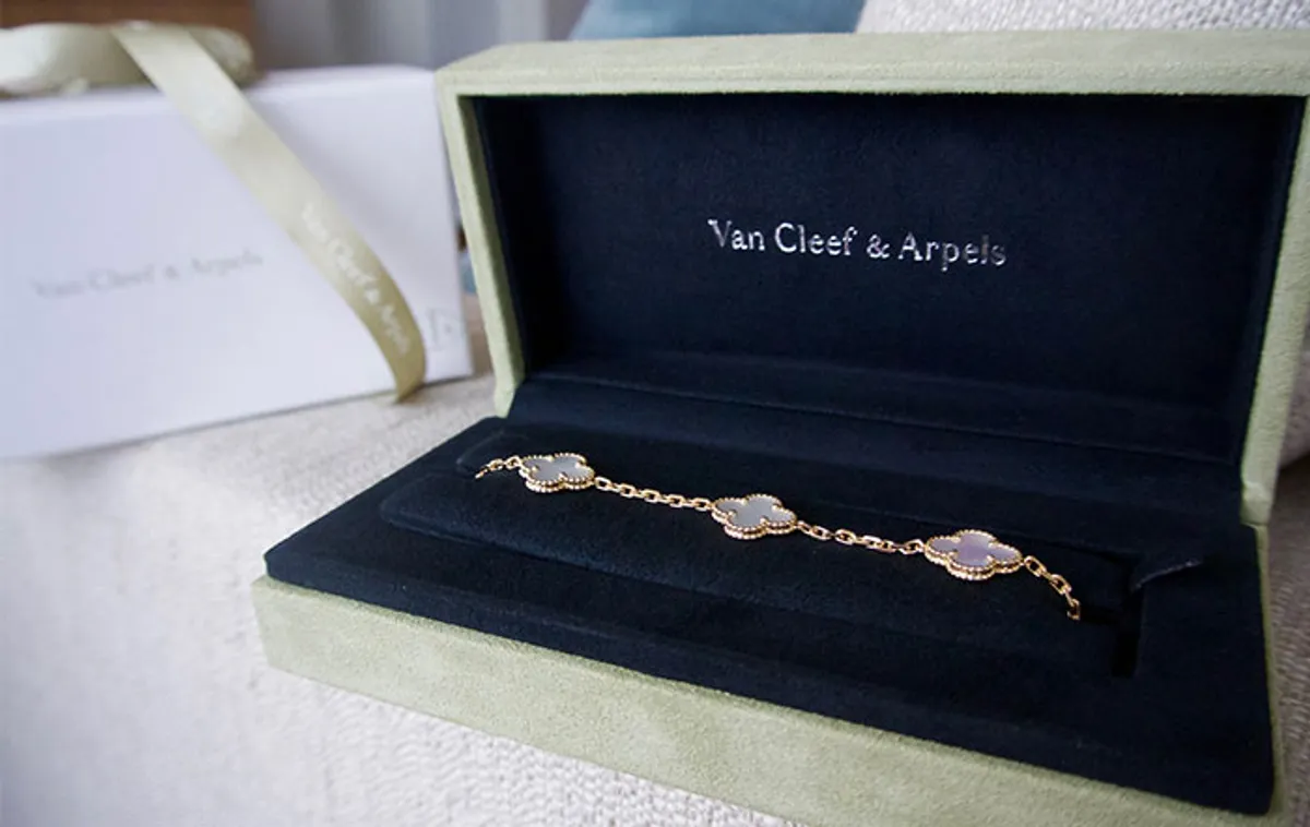 7 Cách nhận biết trang sức Van Cleef & Arpels thật giả chuẩn nhất