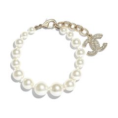 Vòng Đeo Tay Chanel Classic CC Crystal Charm Pearl Bracelet Màu Trắng