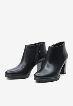 Xu hướng giày boot nữ sành điệu và phá cách cho mùa đông 2025 - 73