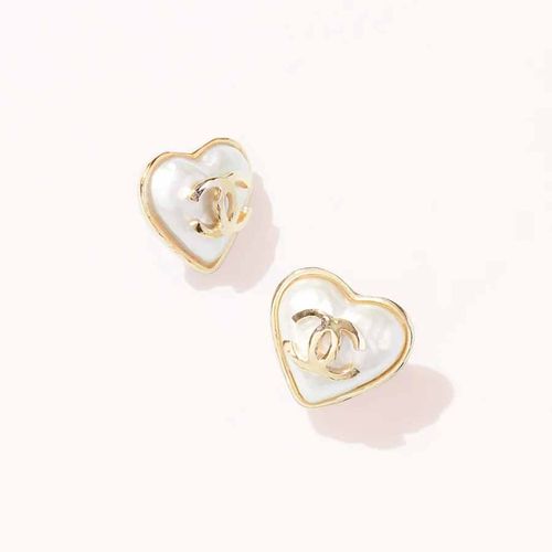 khuyen-tai-chanel-pearl-white-cc-logo-heart-earrings-ab7530-mau-vang-trang