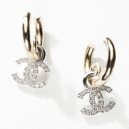 khuyen-tai-chanel-cc-logo-earrings-mau-vang-trang