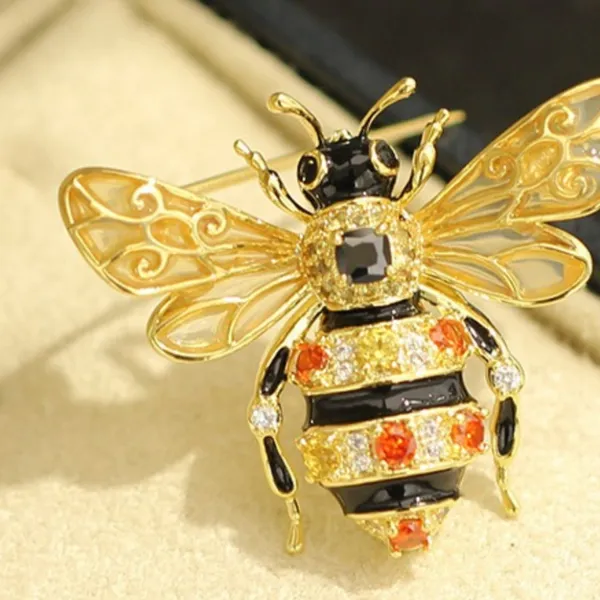 Cài Áo Nữ Meri Honey Charm BR141 Màu Vàng Đen