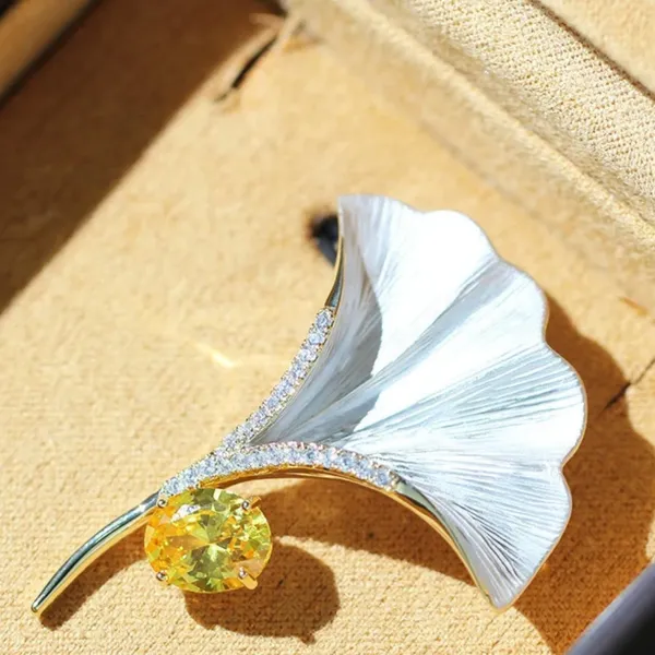 Cài Áo Nữ Meri Shining Ginkgo BR142 Màu Trắng Vàng