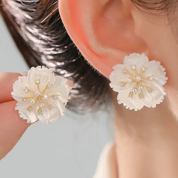 Khuyên Tai Nữ Kya Jewel Pearlescent Apricot JE29 Màu Trắng Vàng